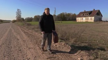 Engelli adam kırsal yolda arabayı durdur