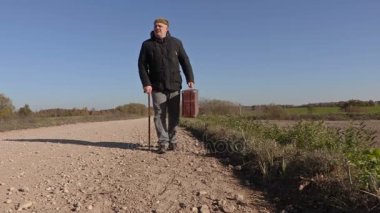Engelli adam kamışı ve bavul yolda