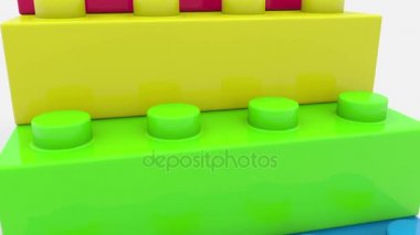 Piramit oyuncak tuğla beyaz üzerine çeşitli renklerde