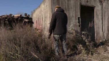 Terk edilmiş binada yakınındaki şarap şişesi ile sarhoş adam 