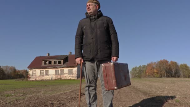 Handikappade mannen med sockerrör och resväska promenader till hemmet — Stockvideo