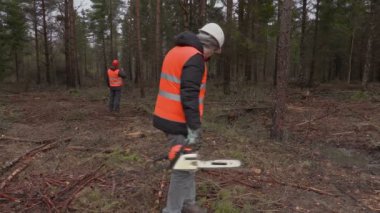 Ormandaki telefonda konuşurken chainsaw ile oduncu