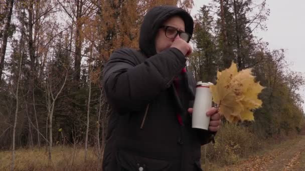Hombre tosiendo al aire libre — Vídeos de Stock