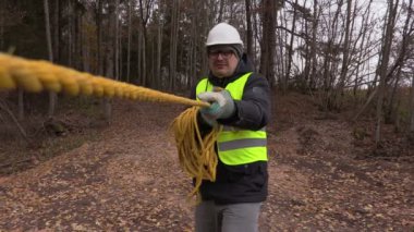 Sonbahar günü ip çekerek işçi