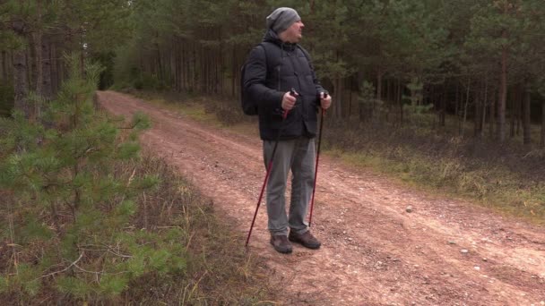 Man efterlyser andra människor i skogen — Stockvideo