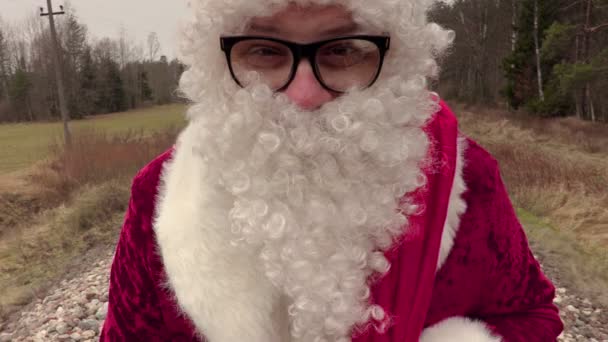 Санта Клаус закрывается и уходит. — стоковое видео