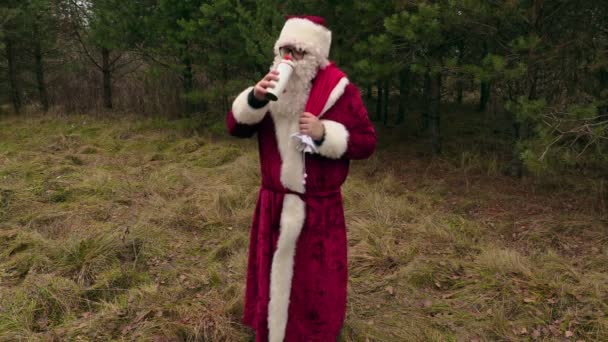 Санта-Клаус с термосом на открытом воздухе — стоковое видео