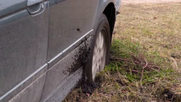 Bil fastnade i leran — Stockvideo