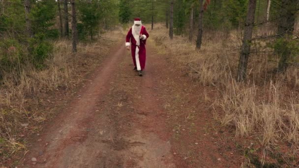 Santa Claus caminando y dice ho, ho, ho — Vídeo de stock