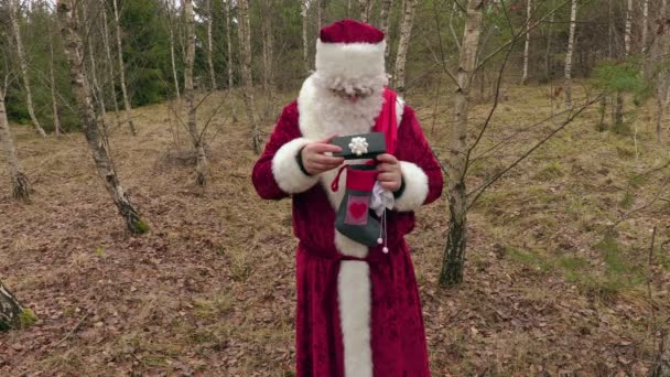 Santa Claus sätta gåvor i jul strumpan — Stockvideo