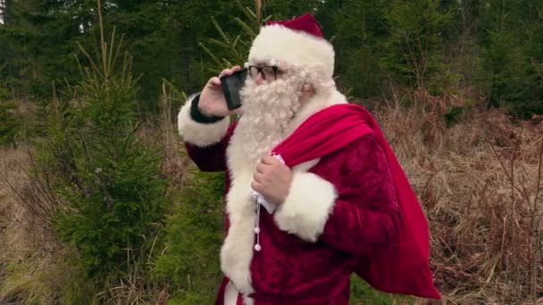 Kerstman op telefoon praten en lachen — Stockvideo