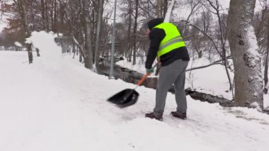 Kapıcı temiz kaldırım kışın kar 