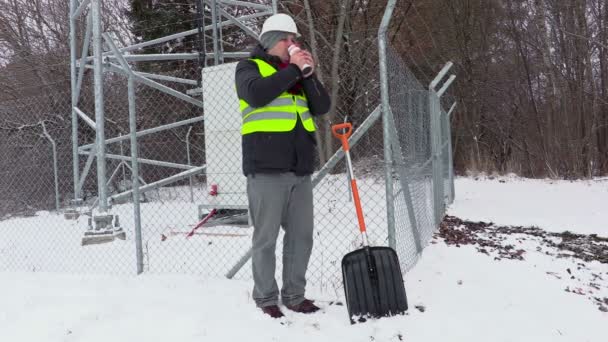 Worker will warming with drinking tea — Stock Video