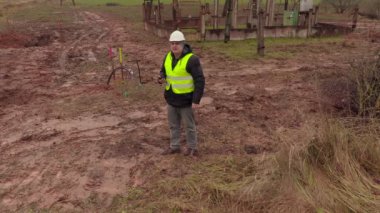 Elektrikçi elektrik kablolarının Trafo Merkezi yakınındaki kontrol mühendisi