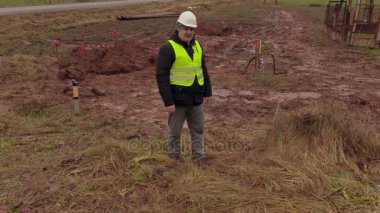 Elektrik kabloları ile field yakınındaki konuşurken elektrikçi mühendisi 