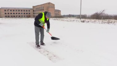 Kapıcı ile karlı günde yoldaki kar küreği