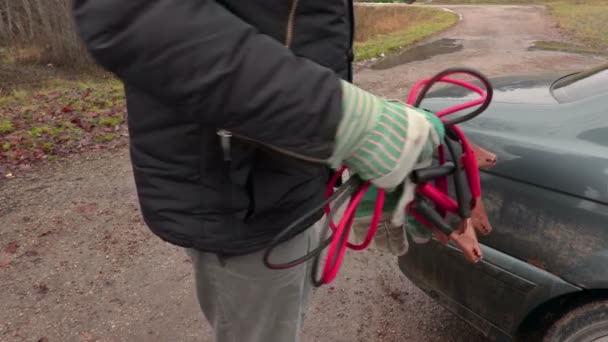 Man with starter cables — Stock Video