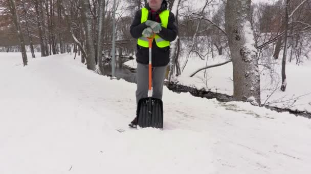 Inserviente con pala da neve iniziare il percorso di pulizia — Video Stock
