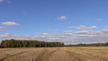 Bulutlar üzerinde alan traktöre. Timelapse 