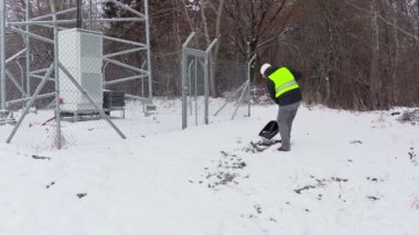 İşçi kar küreği çitin çalışma ile 