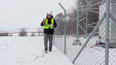 İşçi çay içmek çit ve Başlat yürüyüş kar küreği ile