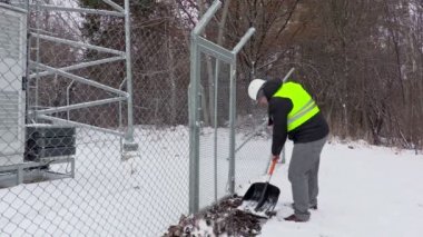 Kapıları yanında çalışan temiz kar 