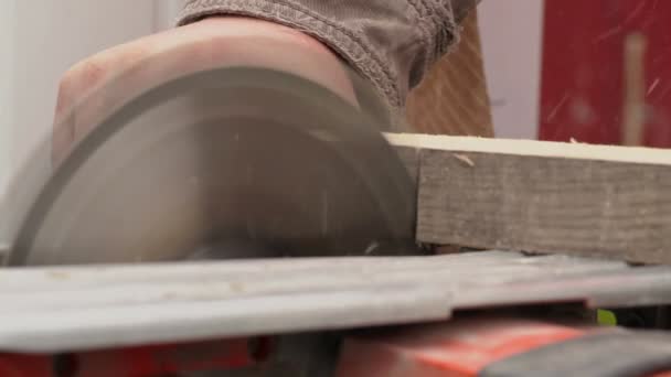 Плотник распиливает деревянную доску вблизи — стоковое видео