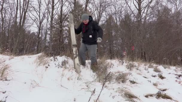 Mann stürzt mit Ski auf Hang