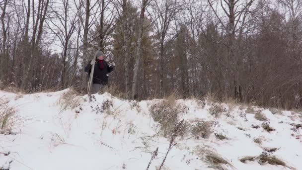 Man with pair of ski near slope — Stock Video