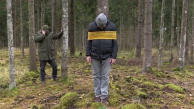 Gangster rehine yakınındaki telefonda konuşuyor