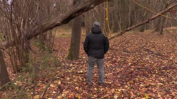 Hombre deprimido detrás de horca soga — Vídeos de Stock