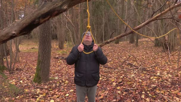 Depressed man crying near gallows noose — Stock Video