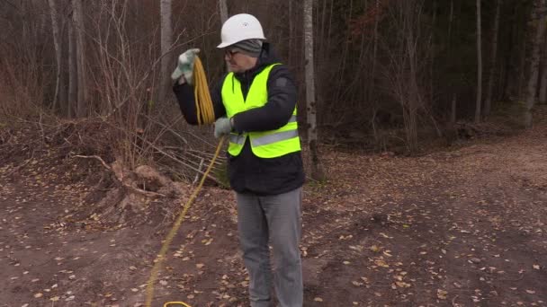 Travailleur ramasser corde dans le jour d'automne — Video