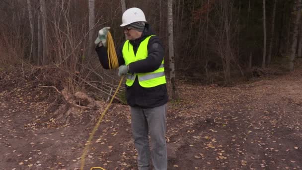 Trabajador recoger la cuerda en el día de otoño — Vídeo de stock