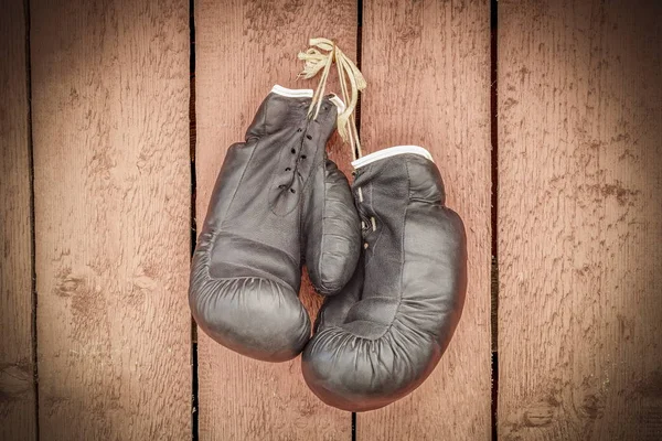 Stare rękawice bokserskie na ścianie drewnianej — Zdjęcie stockowe