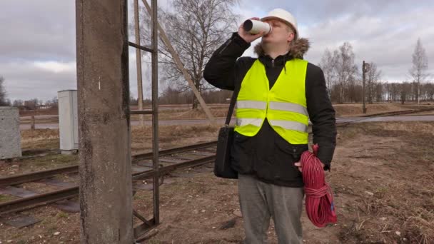 Залізничний електрик показує великий палець вгору — стокове відео