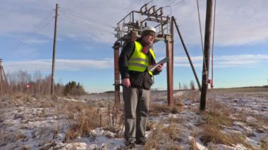 Elektrikçi mühendisi enerji hatları ve trafo konuşuyor