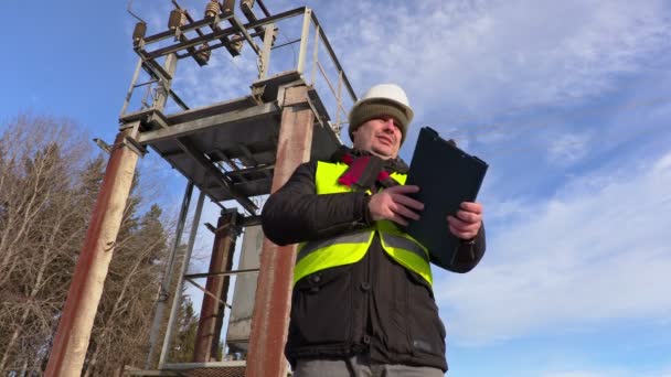 Ingeniero electricista hablando cerca transformador — Vídeos de Stock