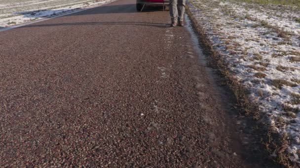 警告三角形道路上の車の近くを持つ男 — ストック動画