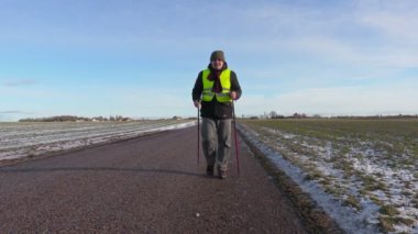 Polonyalılar hiking ile uzun yürüyüşe çıkan kimse bootlace bağlı