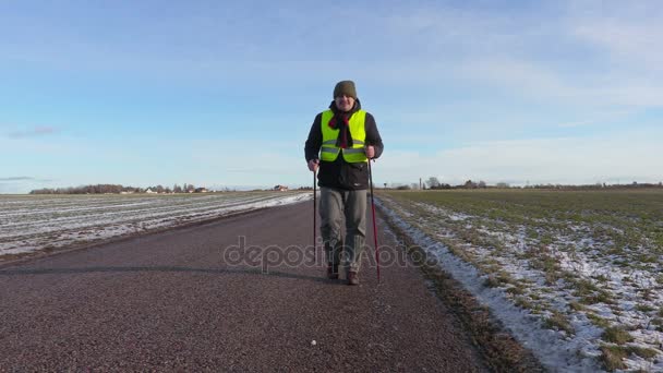 Wanderer mit Wanderstöcken an Schnürsenkel gebunden — Stockvideo