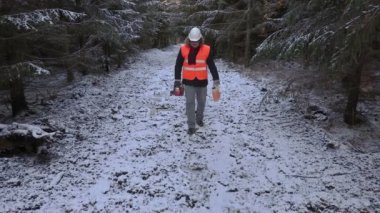 Oduncu chainsaw ve benzin ile orman yolu üzerinde olabilir 