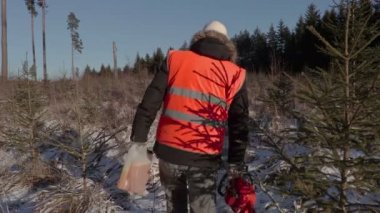 Oduncu chainsaw ve benzin ile karla kaplı yolda olabilir 