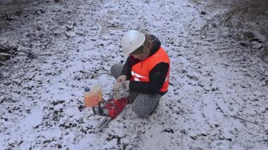 Oduncu chainsaw ve benzin can ve çekip alıyorum