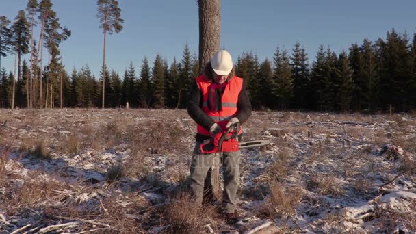 Bûcheron essayant de démarrer tronçonneuse — Video