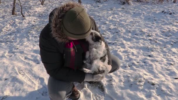 Чоловік з маленькою собакою в холодний день — стокове відео