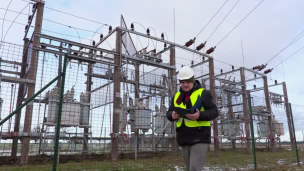 Ingeniero electricista escribiendo cerca de la subestación — Vídeos de Stock