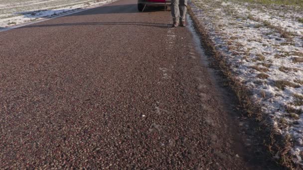 Hombre con triángulo de advertencia cerca del coche en la carretera — Vídeos de Stock