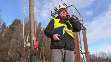 Akıllı telefon transformatör kullanarak elektrikçi mühendisi