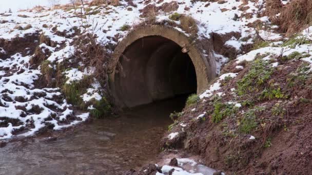 Drainage, concrete pipe spilling out water — Stock Video